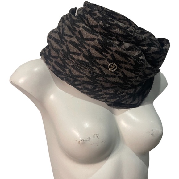 Michael kors logo”MK” blank and gray large scarf - Picture 6 of 12